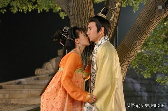 她14岁入宫嫁给姐夫，18岁成皇后，28岁却因太美而被他人强幸