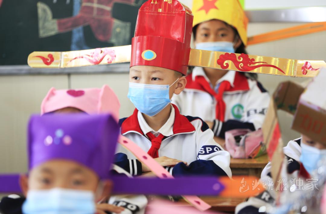 小孩上课搞笑视频笑喷了奶牛,小孩上课搞笑视频笑喷