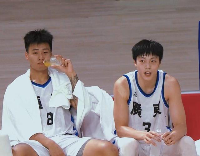 杜锋疯狂打法广东打出罕见数据,广东1.9秒杜锋战术压哨三分