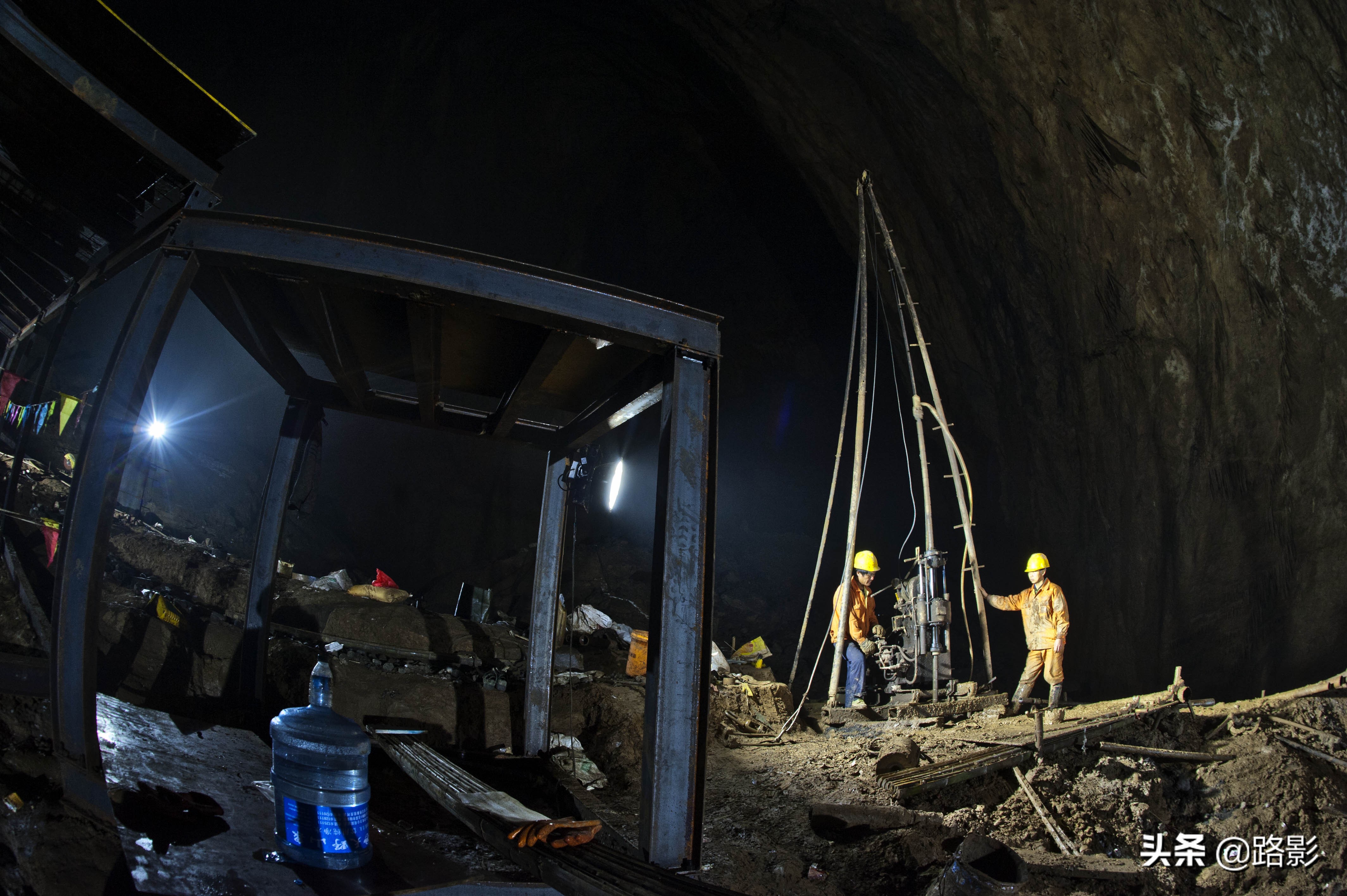 中国高铁隧道,溶洞铁路隧道