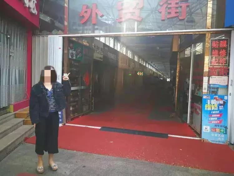 青岛30岁女白领盯上江西路一家代购店：偷项链，偷眼霜，偷口红，偷上瘾了……