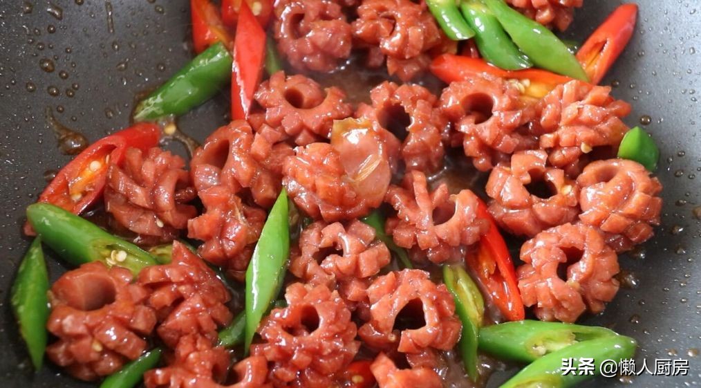 烤肠的最正宗制作过程视频,自制黑椒烤肠的做法