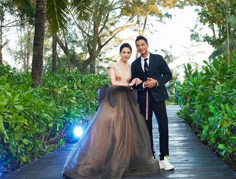 最美小龙女李若彤年龄成谜，穿紧身裤秀美腿太诱惑，身材好绝！