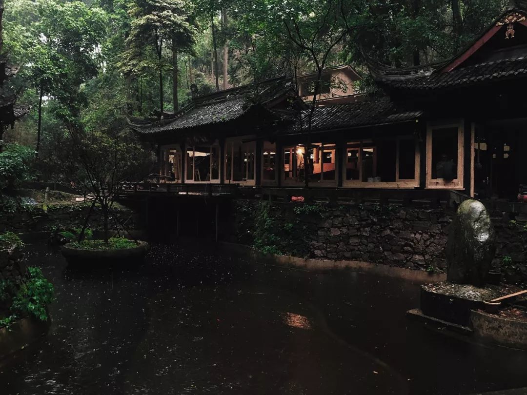 一家开在闹市里的茶馆,一家开在寺庙内的咖啡店