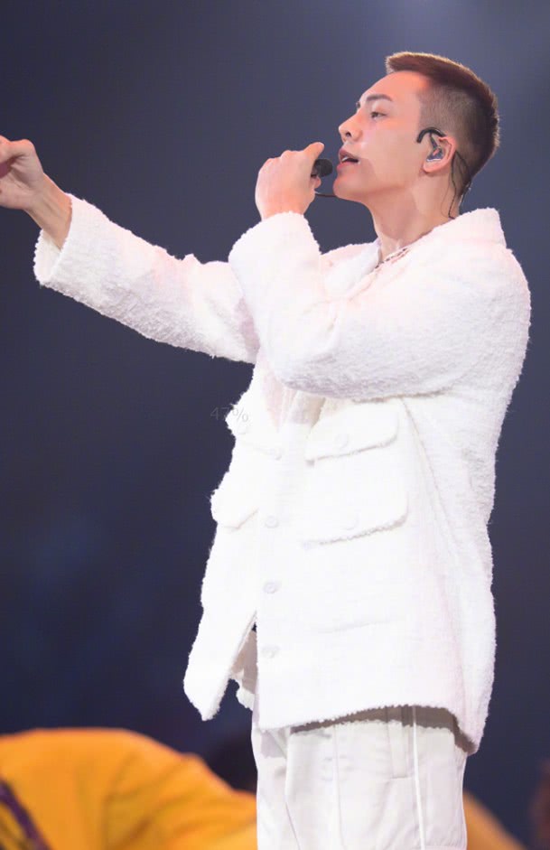 陈伟霆潮牌中筒袜,陈伟霆穿锐步