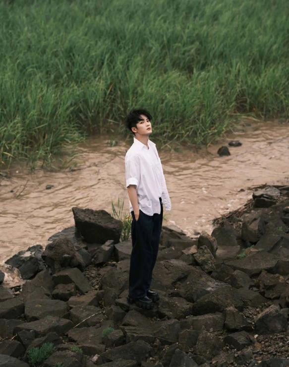 原来你还在这里檀健次穿搭,檀健次绿意小溪写真