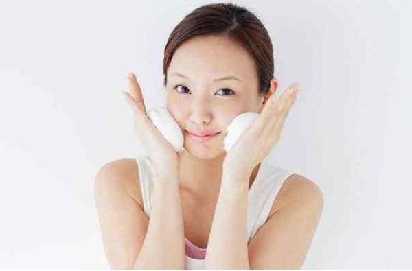 脸部冒出“脓包性痘痘”，想痘痘消失不留疤，经常做3事改善困扰