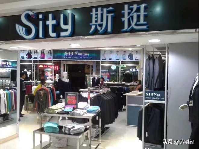 00后的小伙子卖衣服一年赚100万,2000年小伙卖衣服月入7百万