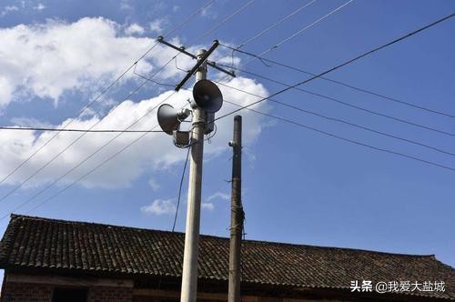 村里的大喇叭突然响了,村里的大喇叭突然响起来了