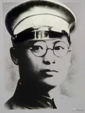 团长越级提军长,酒量超过*世友许**,桀骜不驯掏枪顶撞*伯承刘**