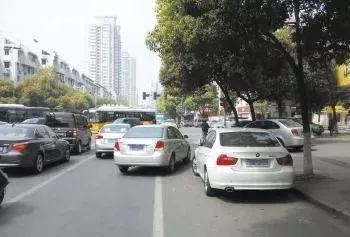 右转车道被车占用怎么做,右转车道有违停车辆怎么右转