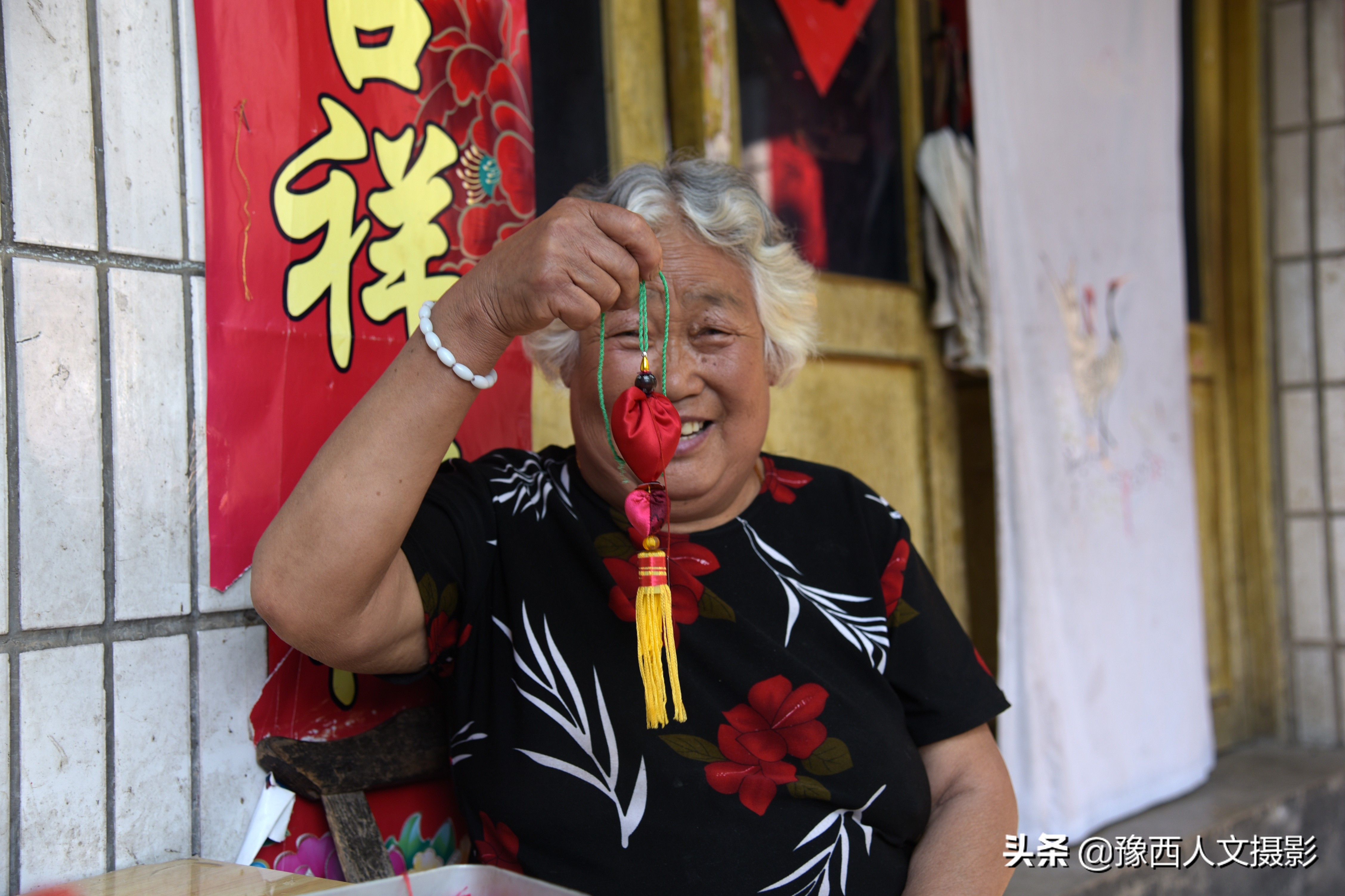 山乡大娘打手灯做缝纫，12块布头缝制传统香包，一年卖不够800元