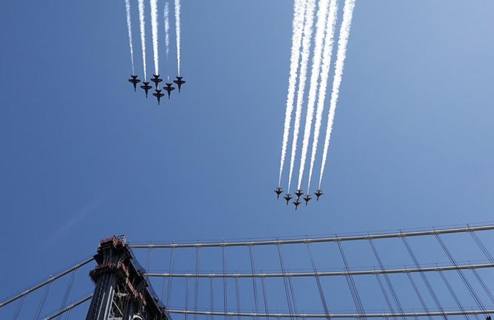 上万美民众无视病毒聚集,兴奋看飞行表演,飞机还飞过自由女神像