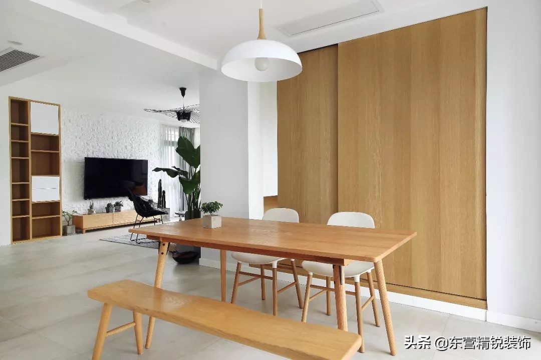 主卧背景墙护墙板装修效果图大全,100平方现代轻奢护墙板装修多少钱