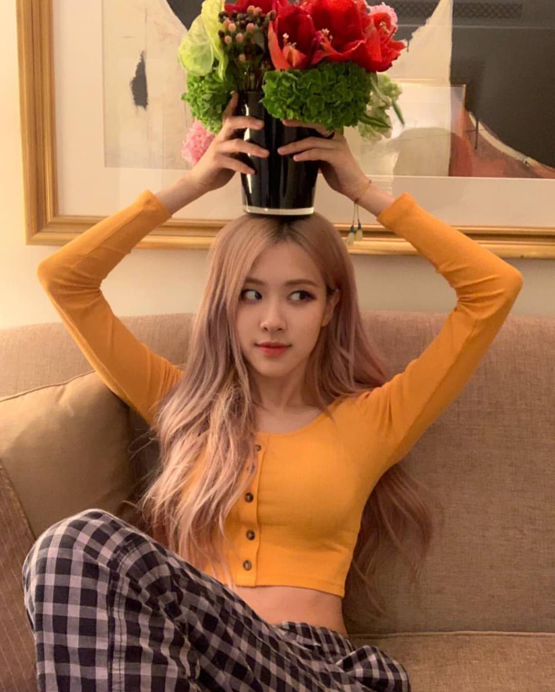 张柏芝胆子好大！穿条黑色礼裙露肚脐太抢镜了，气质形象很到位