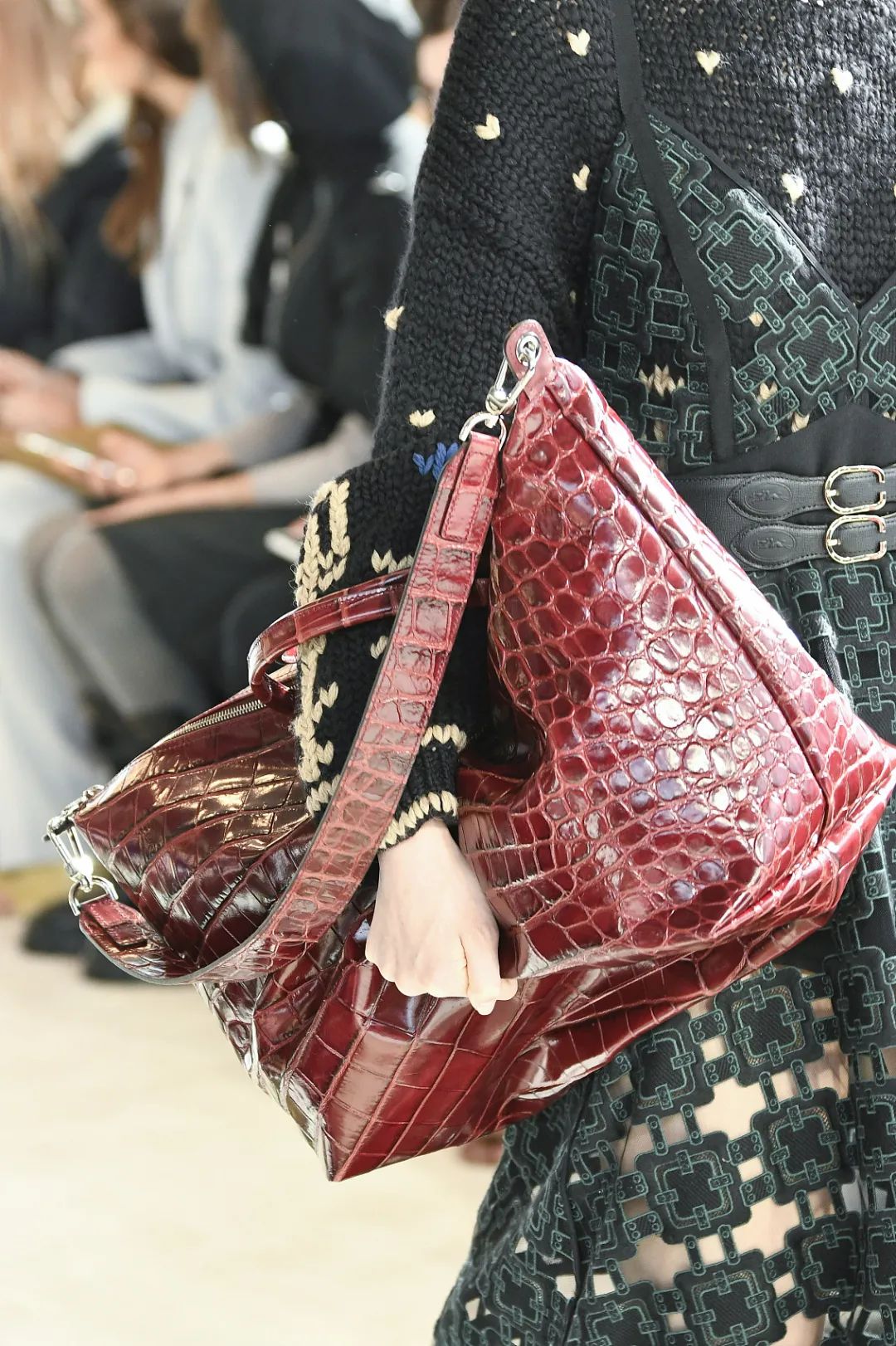 有没有一只,能配得上你野心的tote包?挣钱买包VS买包挣钱