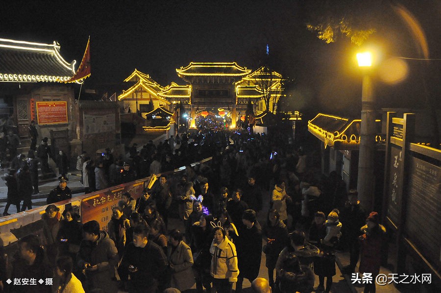 甘肃天水数万民众“上九朝观”祈福纳祥争烧头柱香！（组图）