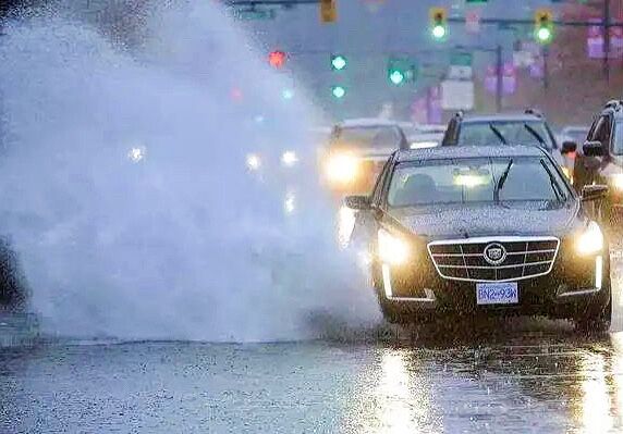 车在水里开了以后吱吱响,车在水里熄火了以后有啥影响