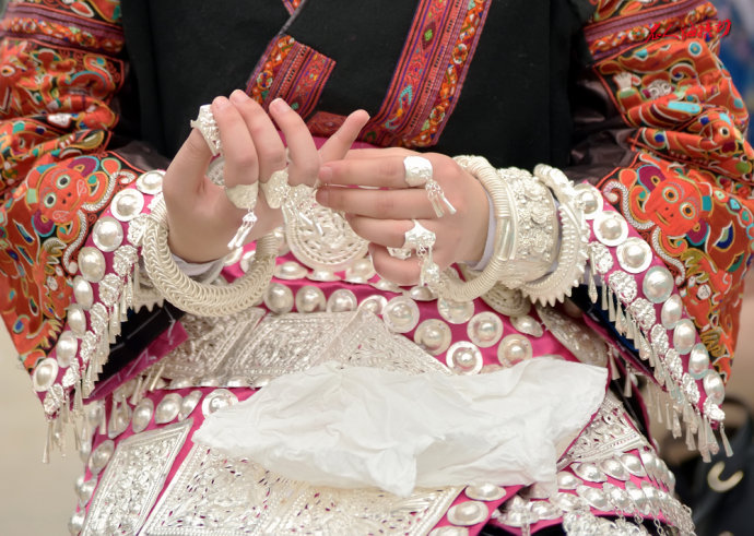 探访苗族银饰,苗族风情拨银饰