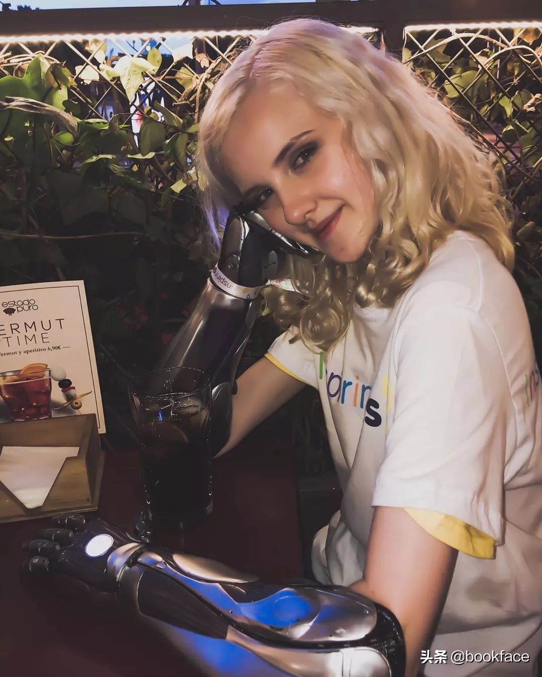 13岁无臂女孩成最酷“美妆博主”:不惧命运的人太酷了