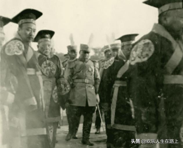 罕见老照片：1915年袁世凯身穿龙袍登基称帝全过程