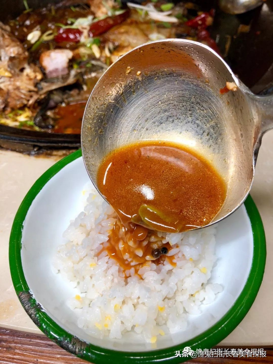 南湖别墅区藏个旧屯子，铁锅炖鱼天天爆满据说空姐都吃胖了！