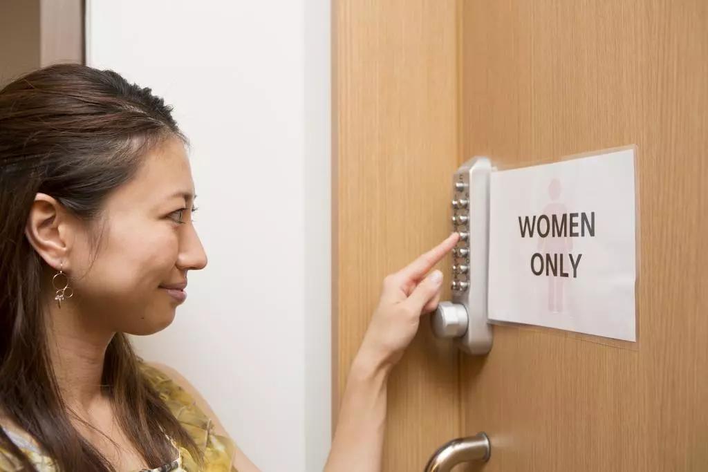 日本胶囊旅馆优缺点分析,中国胶囊旅馆对比日本胶囊旅馆