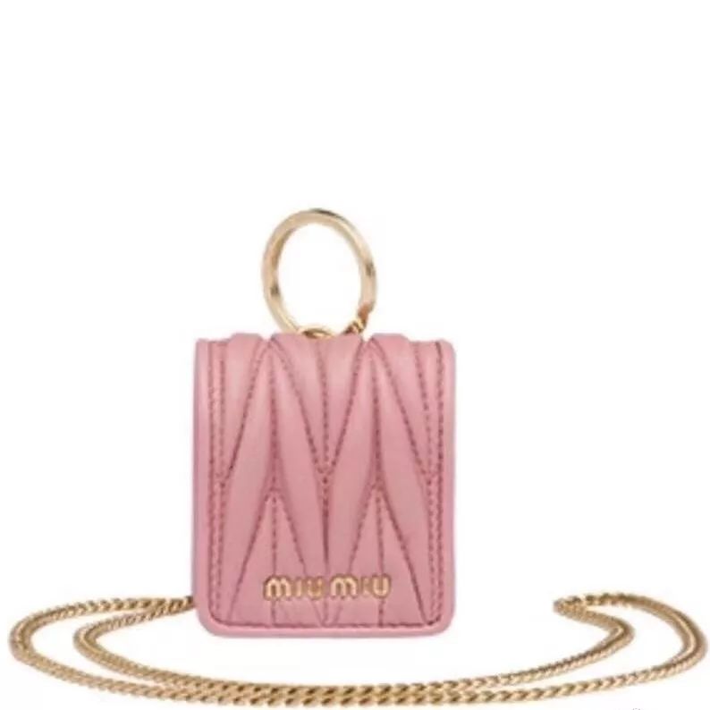 大饰所趋？不，现在时尚圈流行迷你套，连李佳琦都带货了