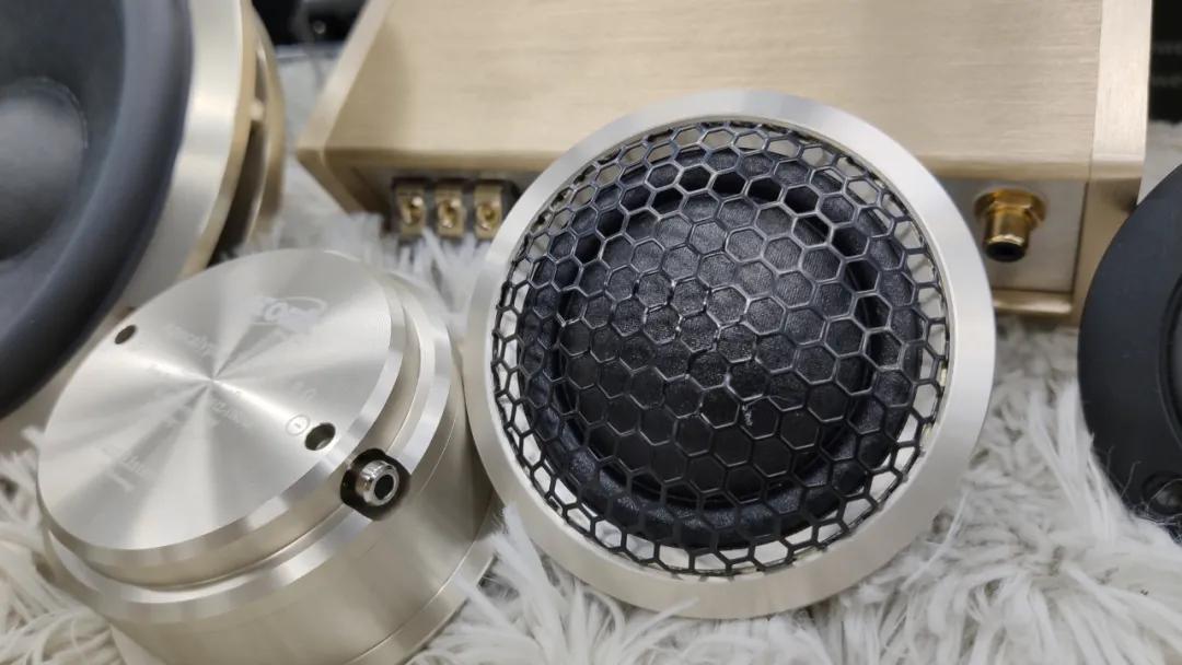 不同声音的“音色”，是由频率决定的吗？