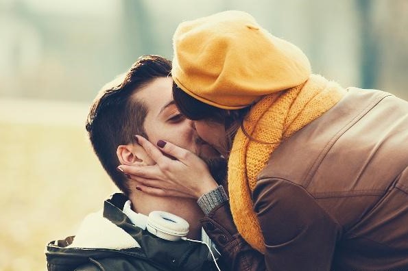 抓住女人心的关键：“吻”的技巧