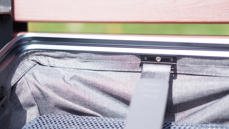 粗铝框设计，TSA密码锁，地平线8号行李箱，出差旅行好伙伴