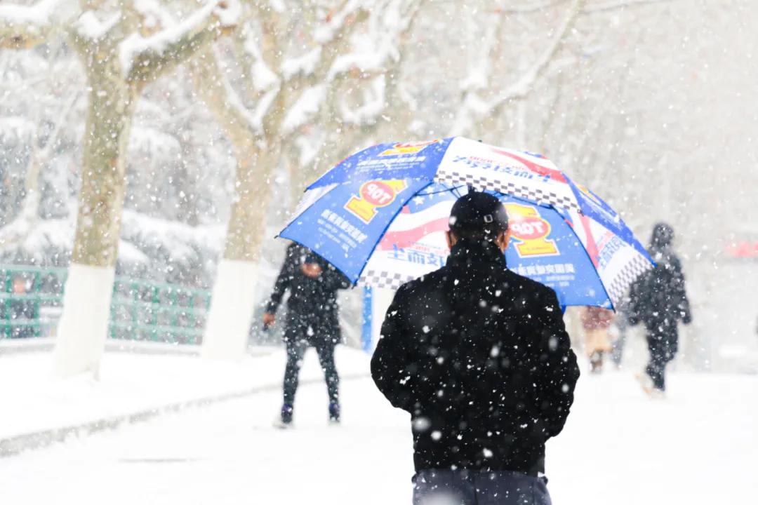 内工大初雪,大工山雪景
