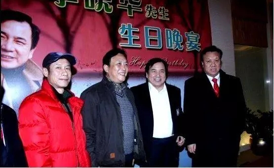 41岁创业成中国首富,中国前第一首富买法拉利