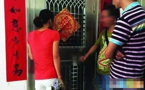 “你剁肉吵到我孙子午休了”，老人上门质问，邻居硬核回怼太解气