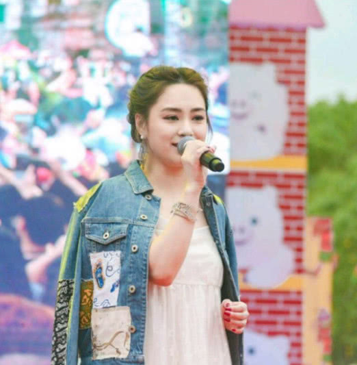 何穗杨幂穿的什么,杨幂黑色蓬蓬裙穿搭