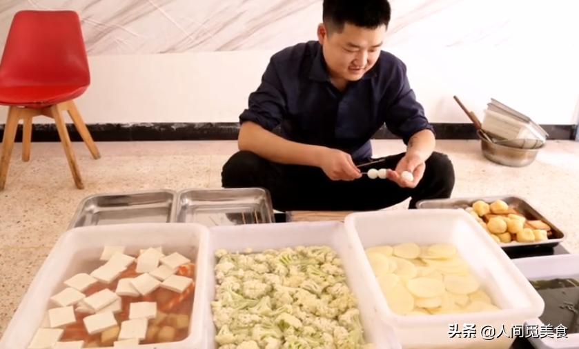 金华浦江夜市摆地摊,河南小伙夜晚摆摊