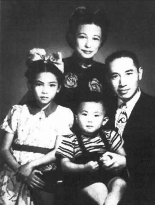 穿旗袍捉奸，86岁依然优雅，死后捐遗体，她才是中国最后一位贵族