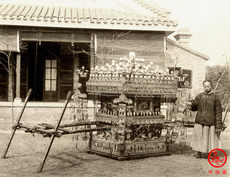 晚清老照片：慈禧太后年老色衰表情僵硬，袁世凯在巡抚衙门留影