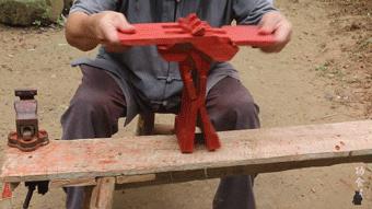 【设计篇】61岁中国大爷火爆外媒！“玩”木头让上亿老外看傻眼！