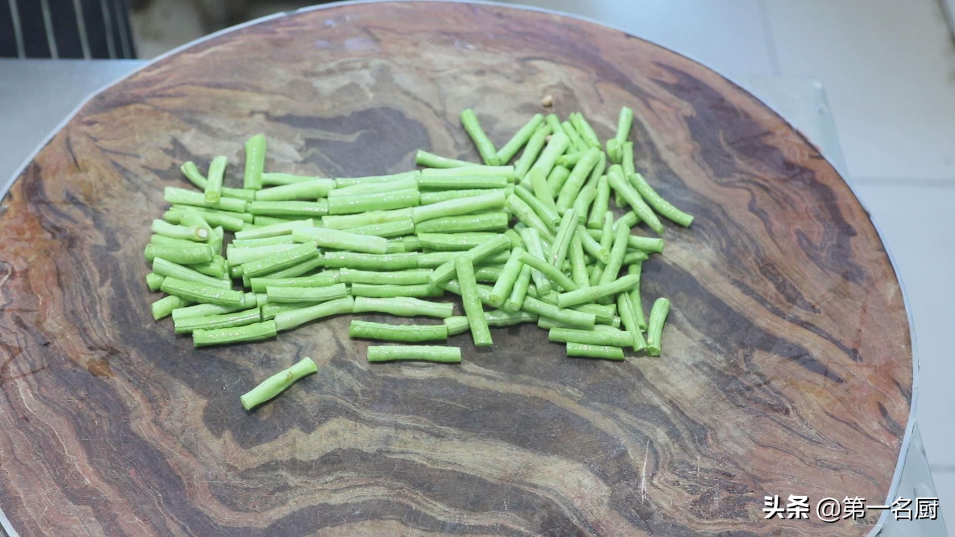 生面条直接放菜上蒸面条家常做法,生面条的炒法视频大全