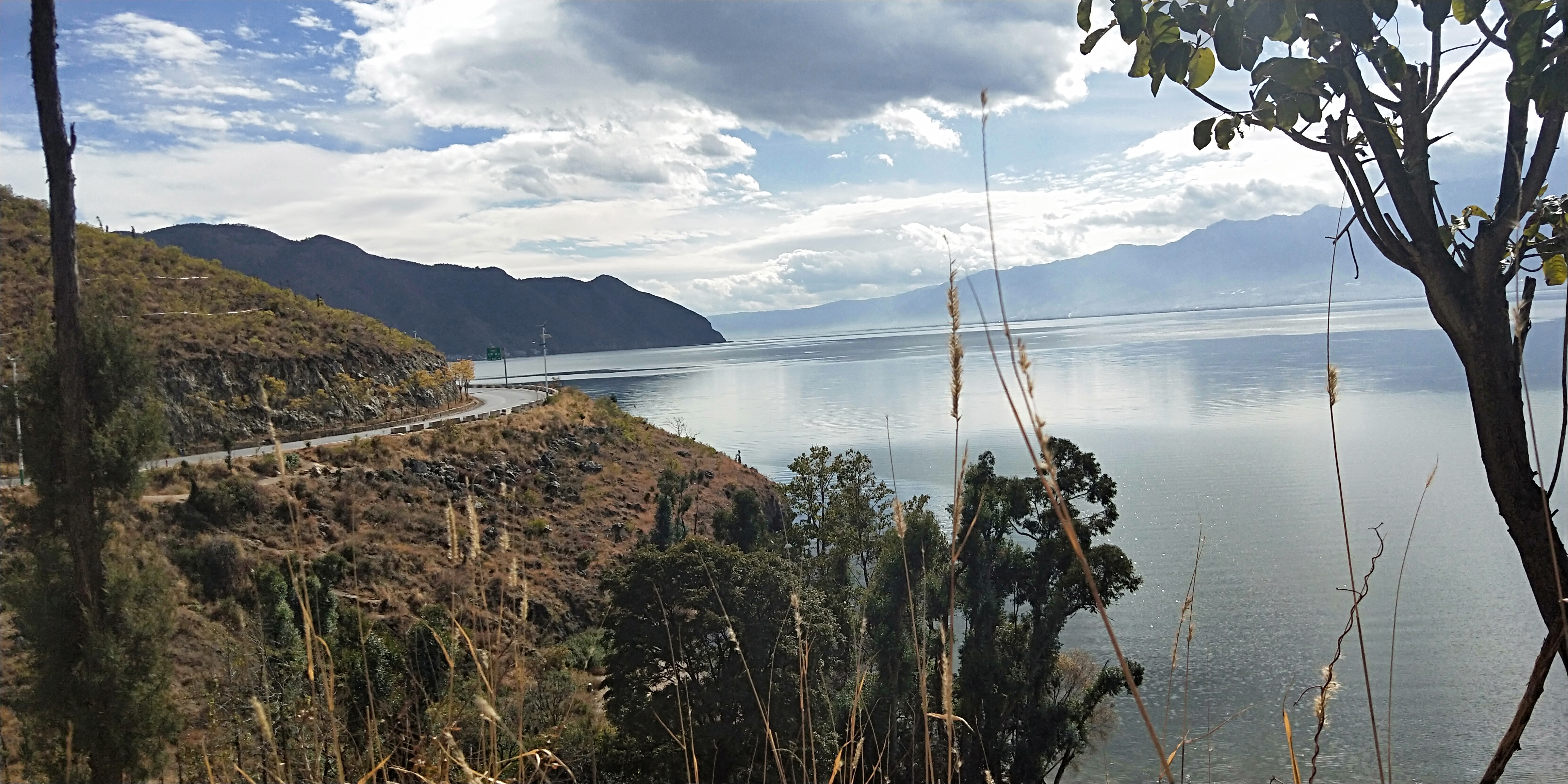 自驾房车小姐姐,一个小姐姐拖挂房车旅行生活视频