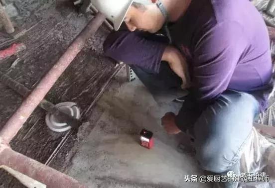 把控混凝土强度,浇混凝土板面平整的方法