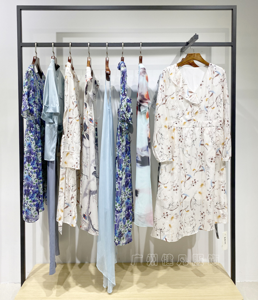 新手开女装店如何寻找货源,品牌女装折扣店怎样选货源