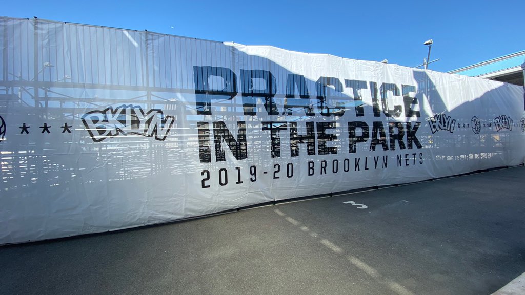 欧文杜兰特场边穿西装观战,欧文杜兰特篮网球衣亮相