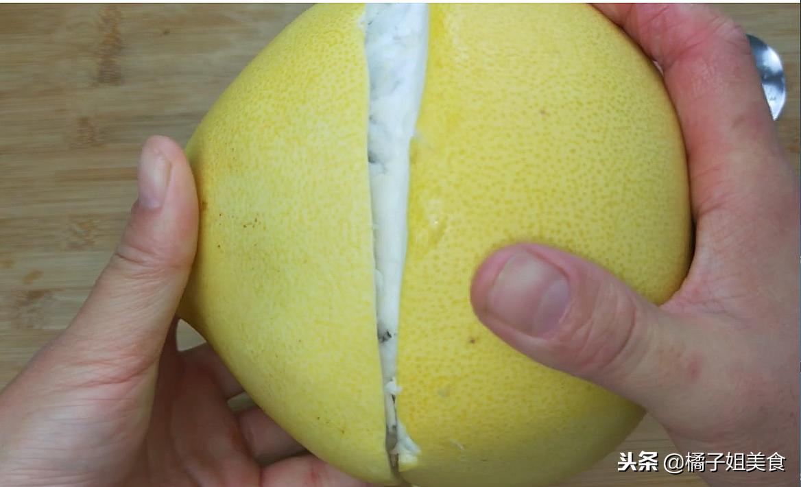 怎样剥柚子又好看又好吃,柚子待客怎么切