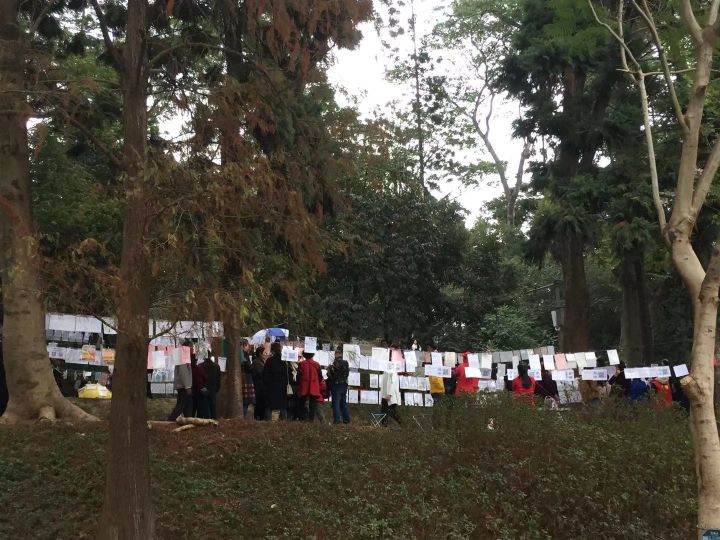 在相亲角逛了一圈，我们差点脱不开身