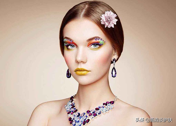 上粉底卡粉浮粉起皮怎么办,涂粉底浮粉起皮