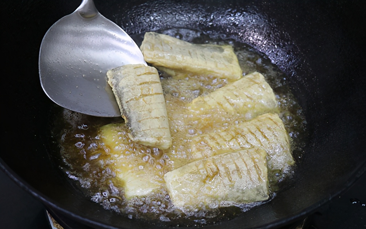 带鱼怎么做让它酥软不用吐刺,带鱼怎么做金黄酥脆一点也不腥气