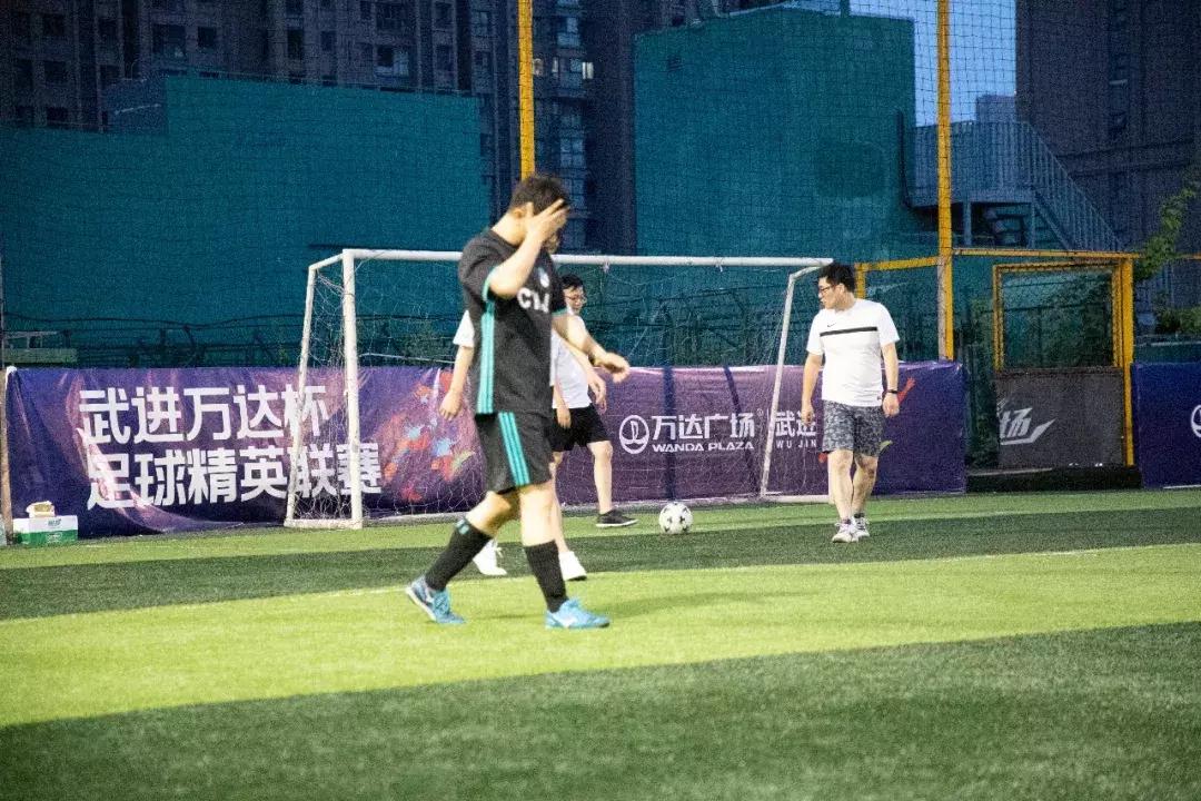 记7月12日峰度控股集团与车和家“足球联谊赛”*党**建共建活动