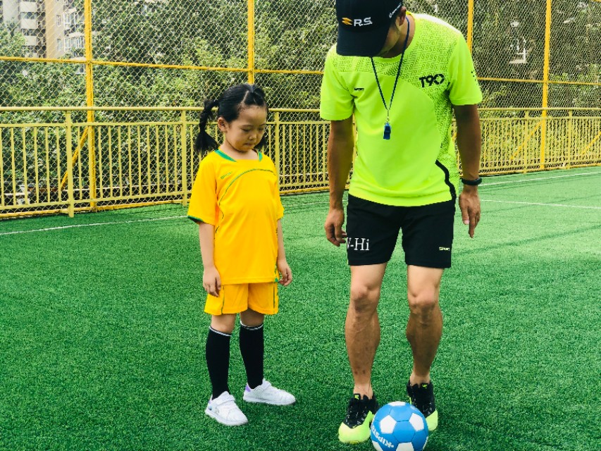 梅西苏亚雷斯观看孩子训练,梅西苏亚雷斯陪孩子看球